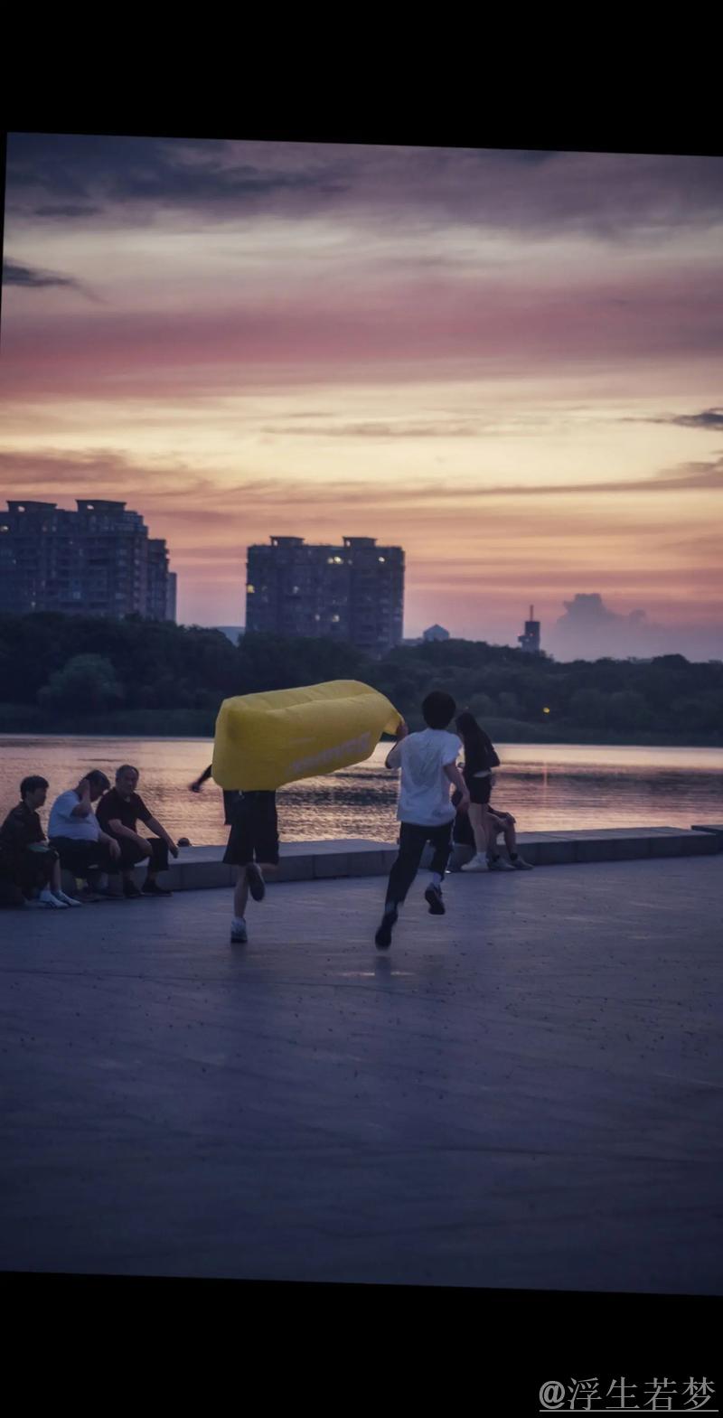 与青春同行，时代的眼泪流淌